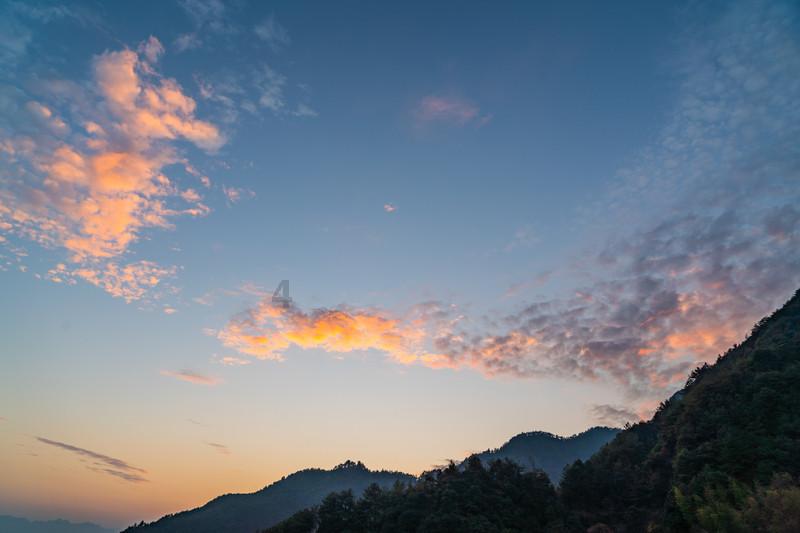 逃离废弃的卡车场